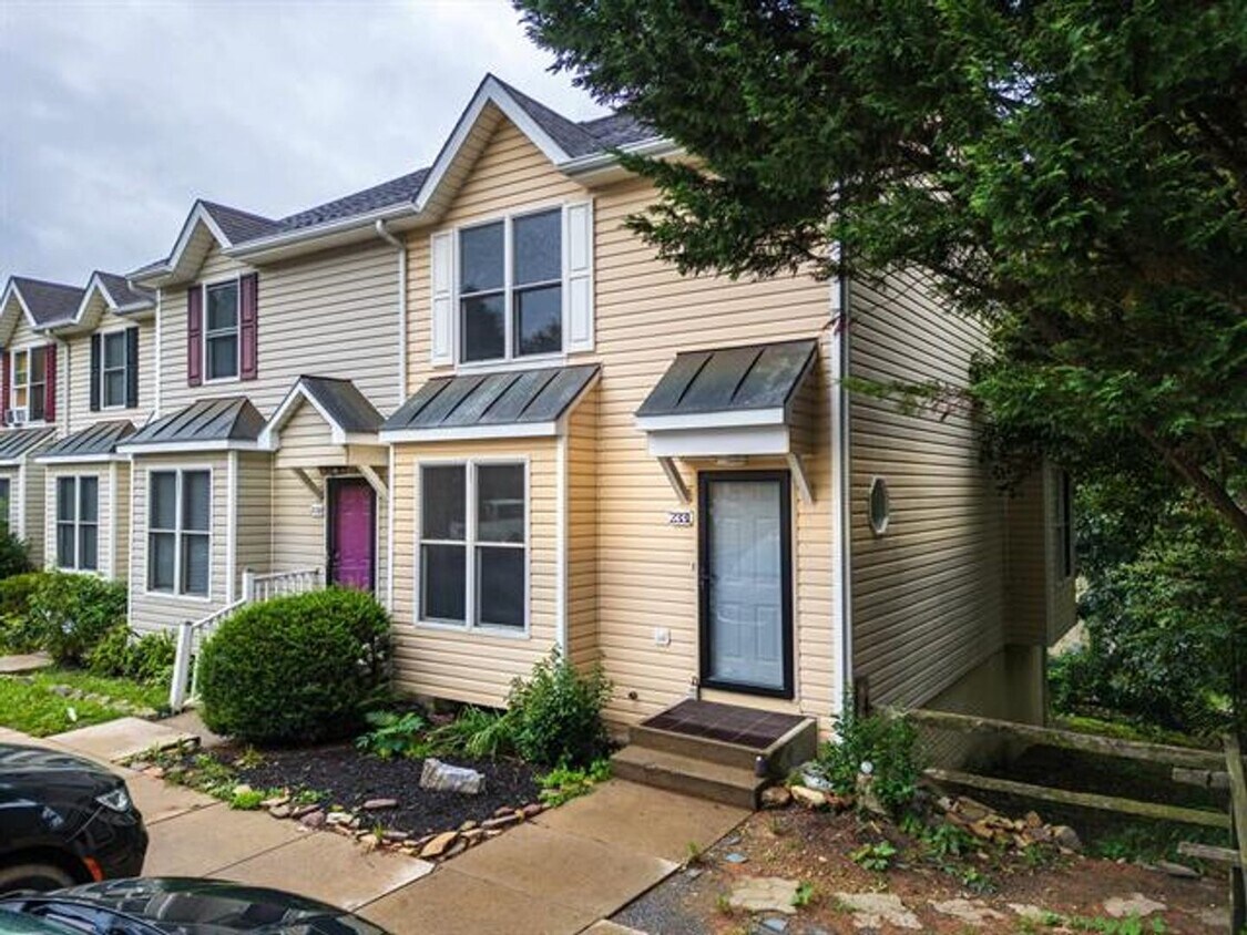 Primary Photo - Spacious 3-level Townhouse in Harrisonburg