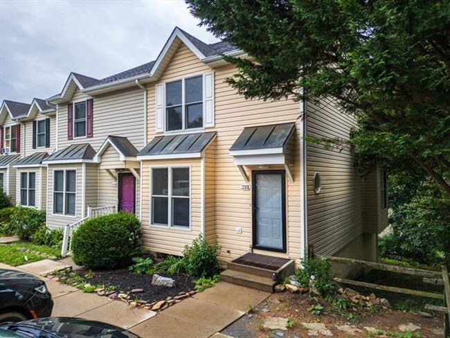 Spacious 3-level Townhouse in Harrisonburg - Spacious 3-level Townhouse in Harrisonburg