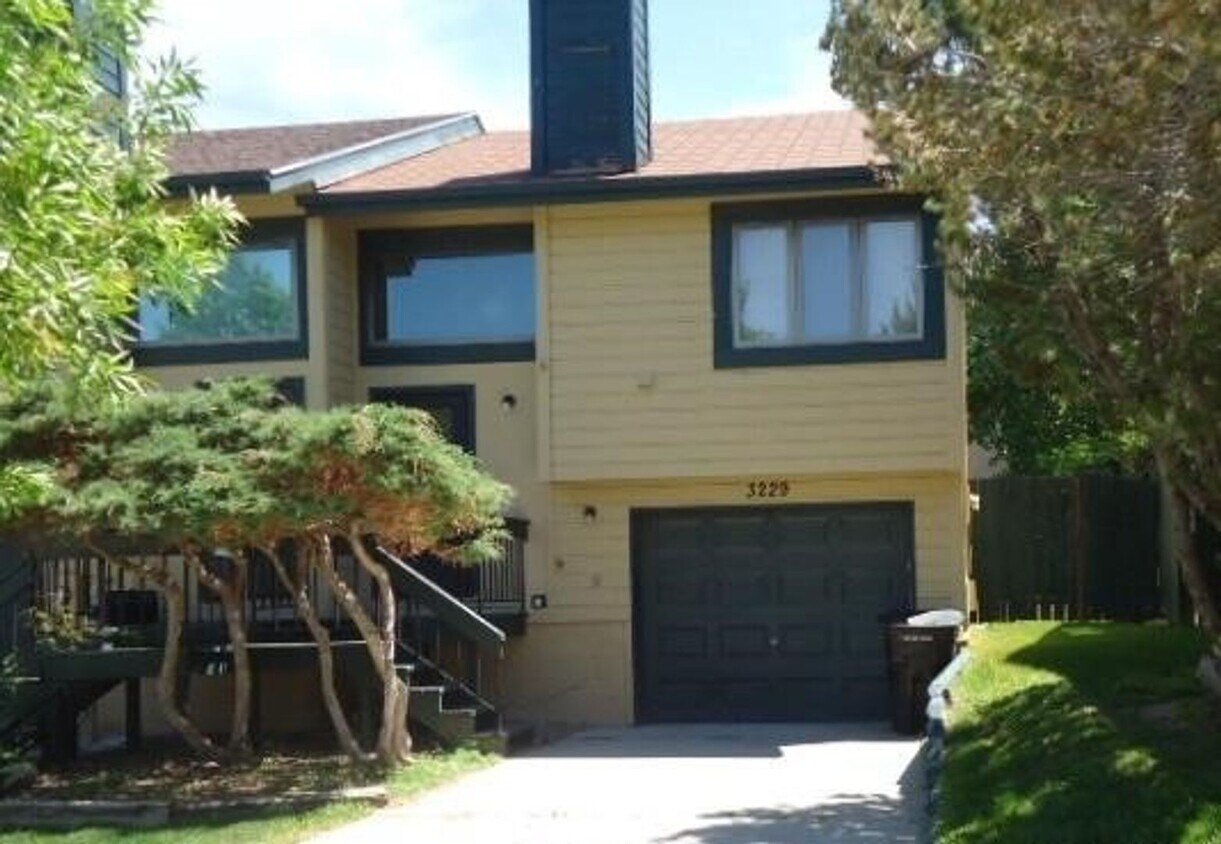 Foto principal - Two Bedroom/Two Bathroom Town Home