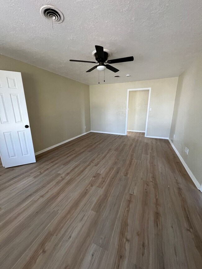 Foto del edificio - 4 bed 1.5 Bath