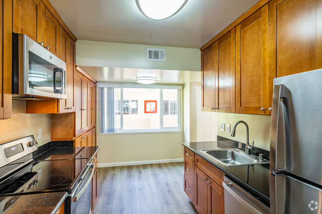 2BR, 2BA - Kitchen - Belmont Square Apartments