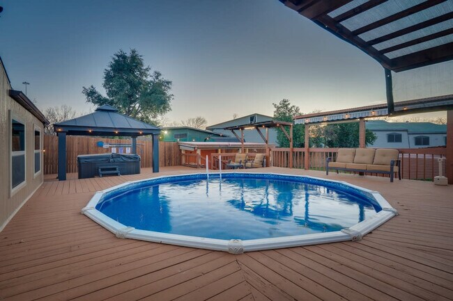 Foto del edificio - 7809 Claremont Dr