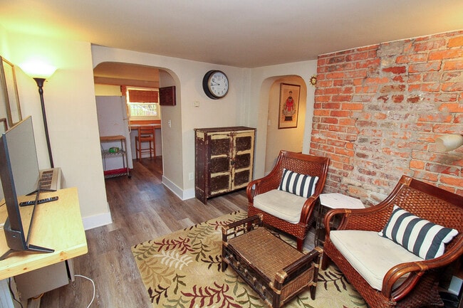 Building Photo - 147 E Chestnut St