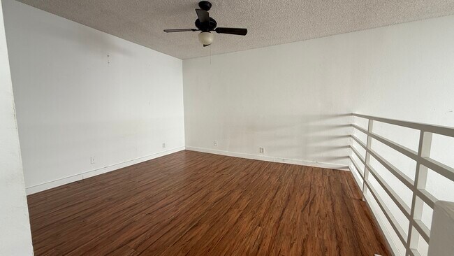 Foto del edificio - 7044 Hawthorn Ave