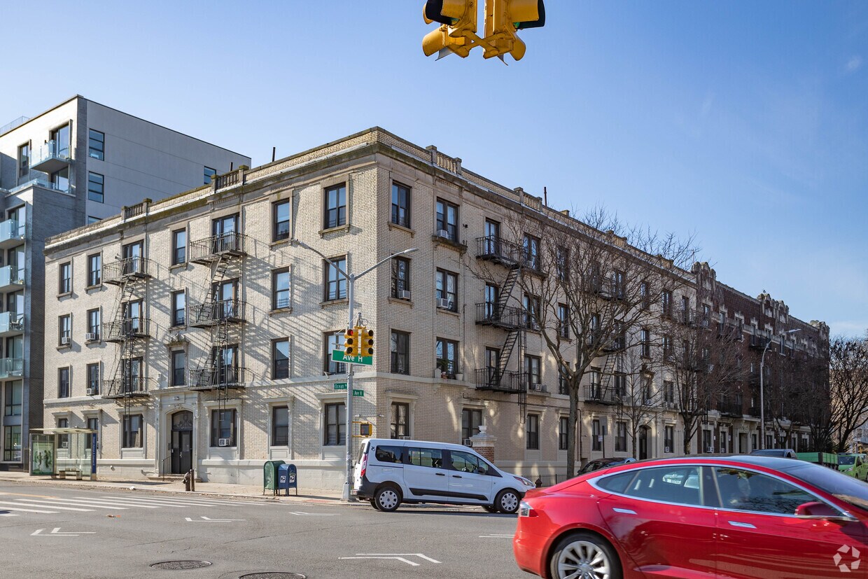 Primary Photo - 1918 Avenue H