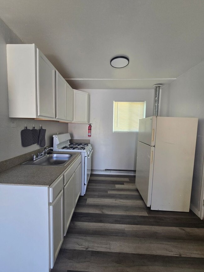 Building Photo - 717 S Laguna Ave