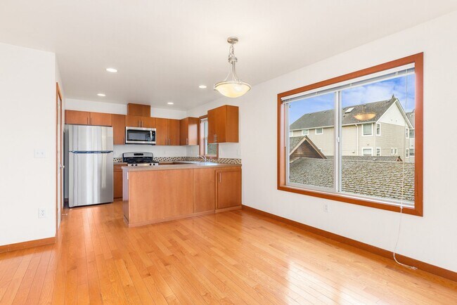 Foto del edificio - South Seattle 2 Bedroom 1.5 Bath Townhouse - 1 Car Garage