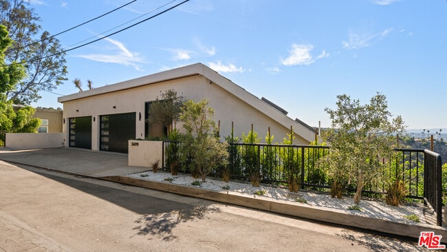Foto del edificio - 3699 Alta Mesa Dr