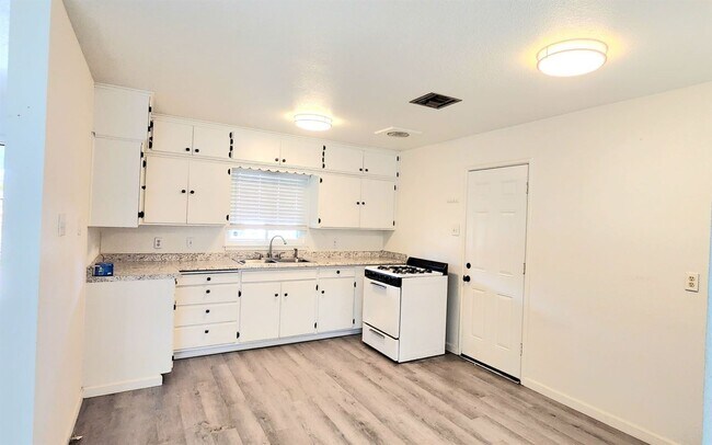 Building Photo - 3 br, 1 bath House - 2217 Mary St