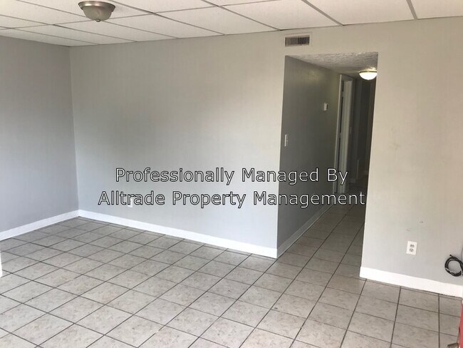 Building Photo - 706 Roselane St