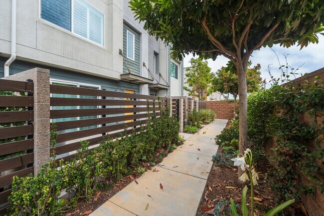 Foto del edificio - Beautiful Gardena Condominium in Gated Com...