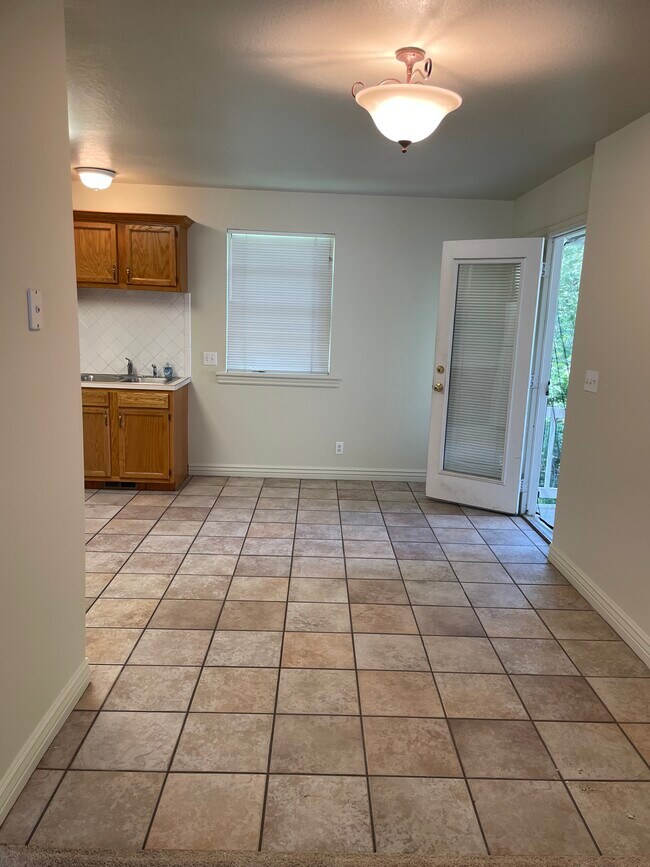Foto del edificio - 4067 Hillcrest Cir