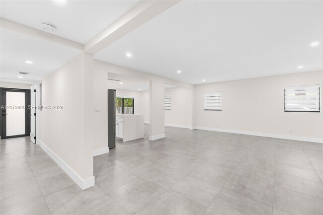 Foto del edificio - Sarto Avenue, Coral Gables, FL 33134 - 3 BR 2.5 BA multi-family home