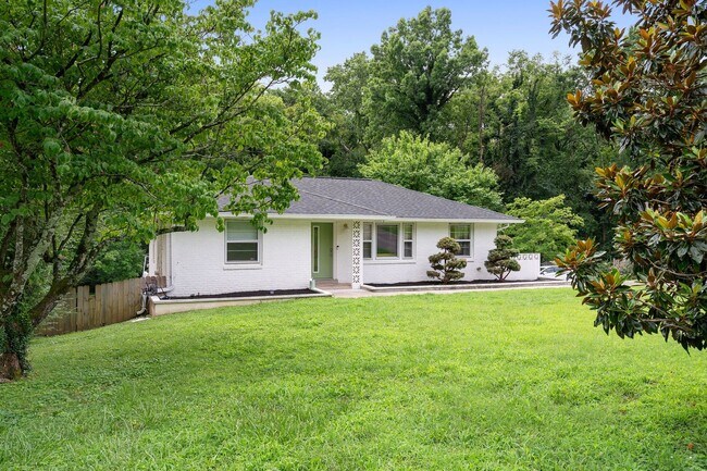 Foto del edificio - Beautiful 4 bed home with a huge fenced in yard close to dining, entertainment and interstate access