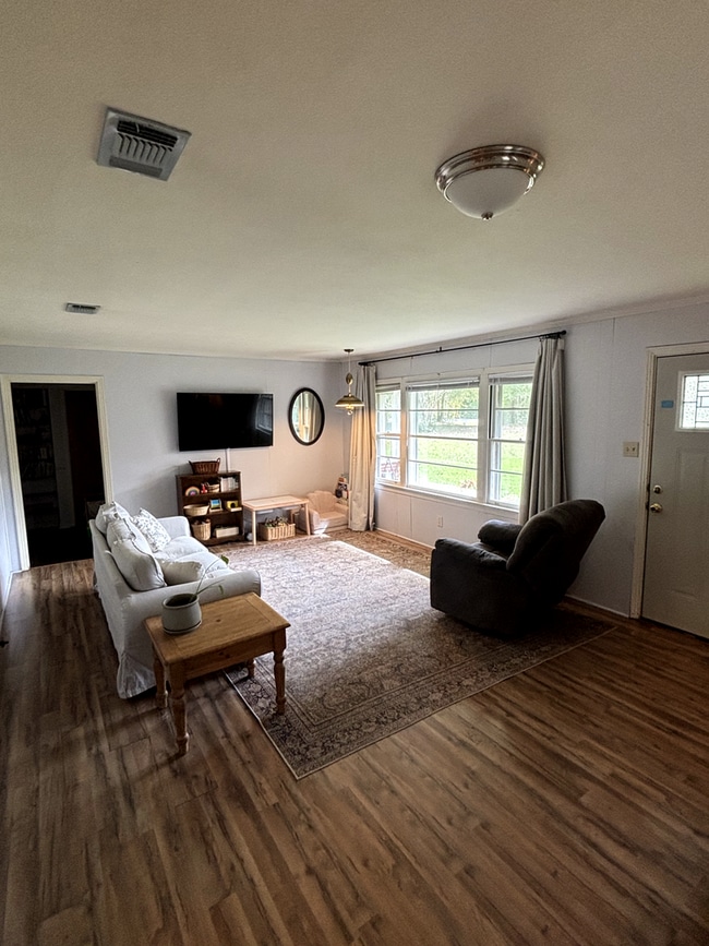 Foto del edificio - 3  BR 1 BA brick home on large lot.