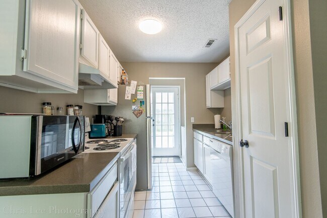 Building Photo - 3 Bedroom 2 Bath Home Near UofA!