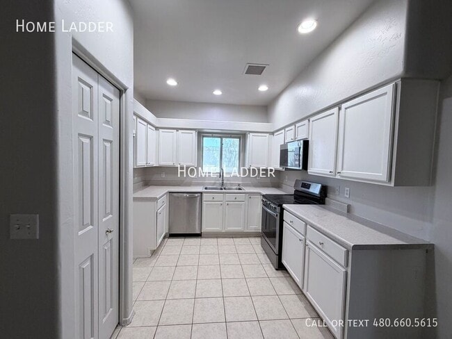 Building Photo - 651 W Fairway Cove Dr