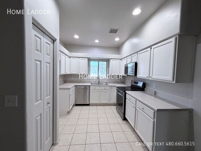 Foto del edificio - 651 W Fairway Cove Dr