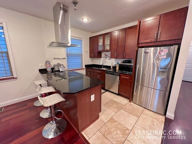 Foto del edificio - 3573 Warder St NW