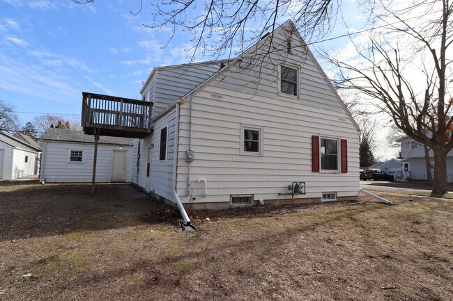 Building Photo - Refurbished 4-Bedroom Home