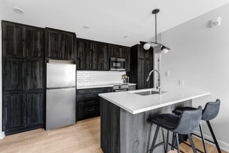 Building Photo - 658 Somerset St W