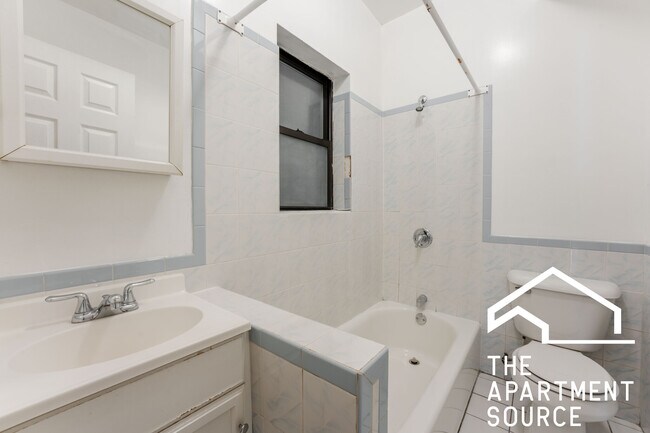 Building Photo - 2405 W Wilson Ave