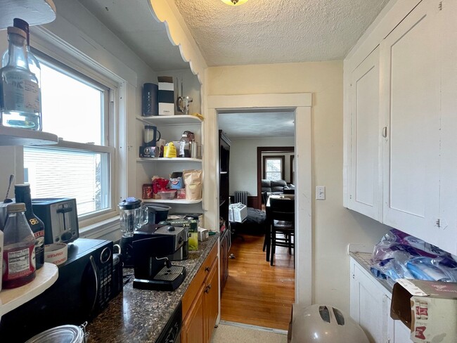 Building Photo - 9/1 No Fee! Spacious 3BR near Brighton Center with parking!