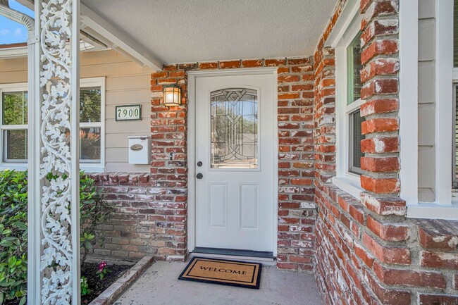 Building Photo - Stunning Northridge 4+2 Single Family House