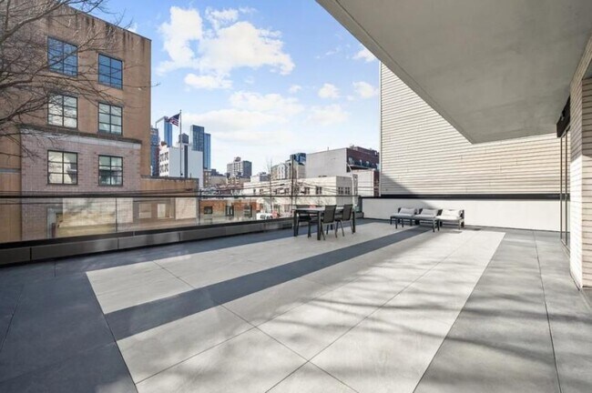 Building Photo - 2 bedroom in LONG ISLAND CITY NY 11101