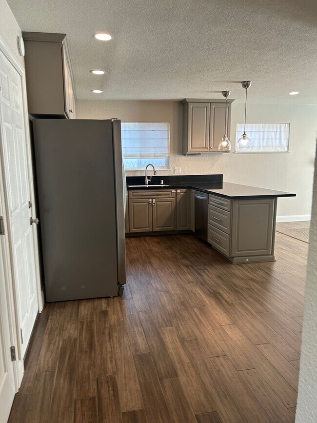 Building Photo - Updated Home