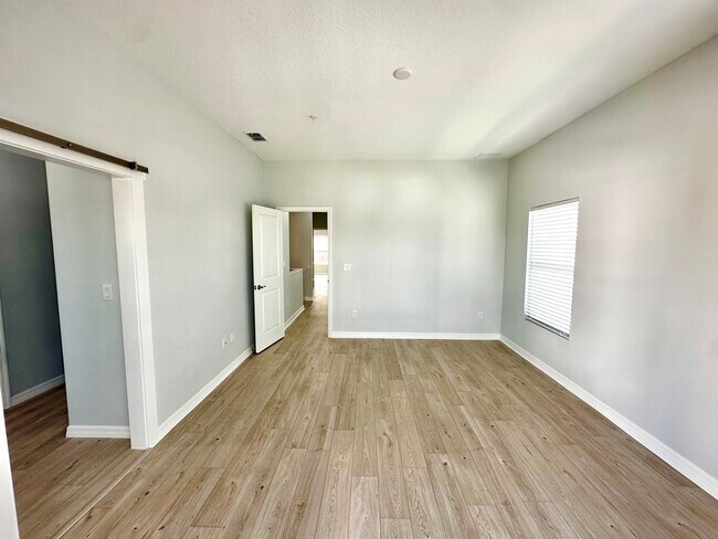 Foto del edificio - 296 N Oak Ave