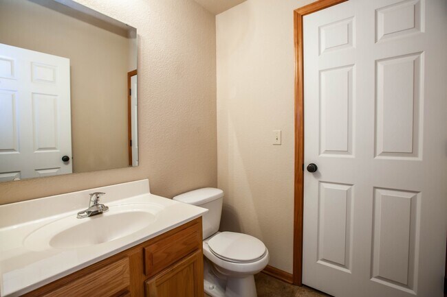 Foto del edificio - 3D Tour Available - Quick Access to Fort Riley + Community Pool + Washer & Dryer + Lawn Care incl...