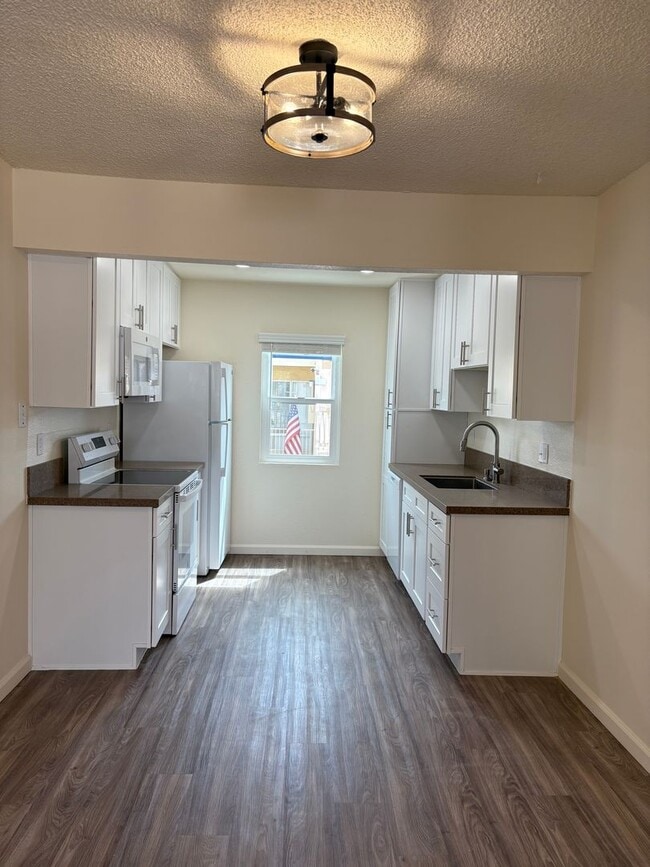 Building Photo - *OPEN HOUSE: 10/25 11:30AM-12:30PM* 2BR in...