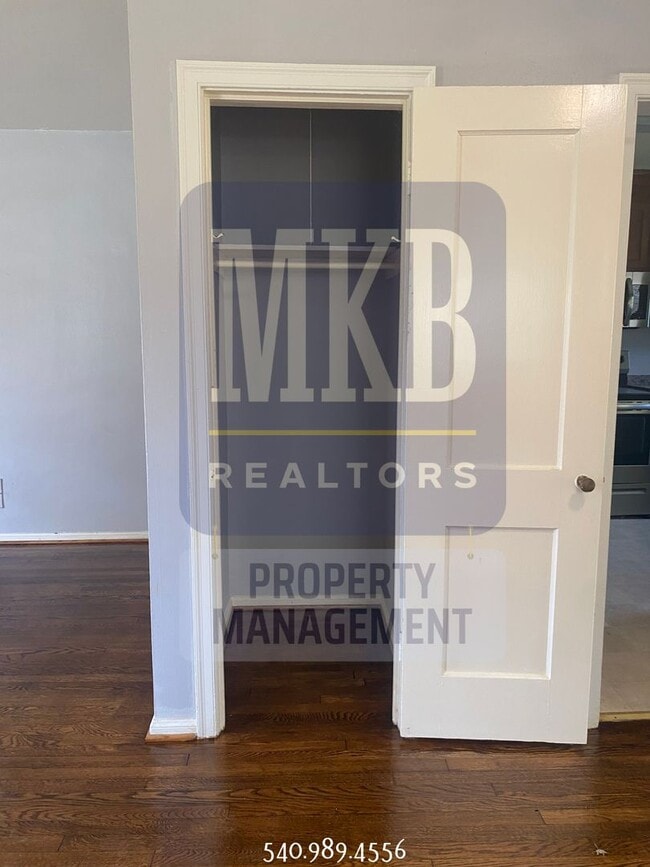 Building Photo - 2 Bedroom 1 Bath Duplex in Grandin/Raleigh...