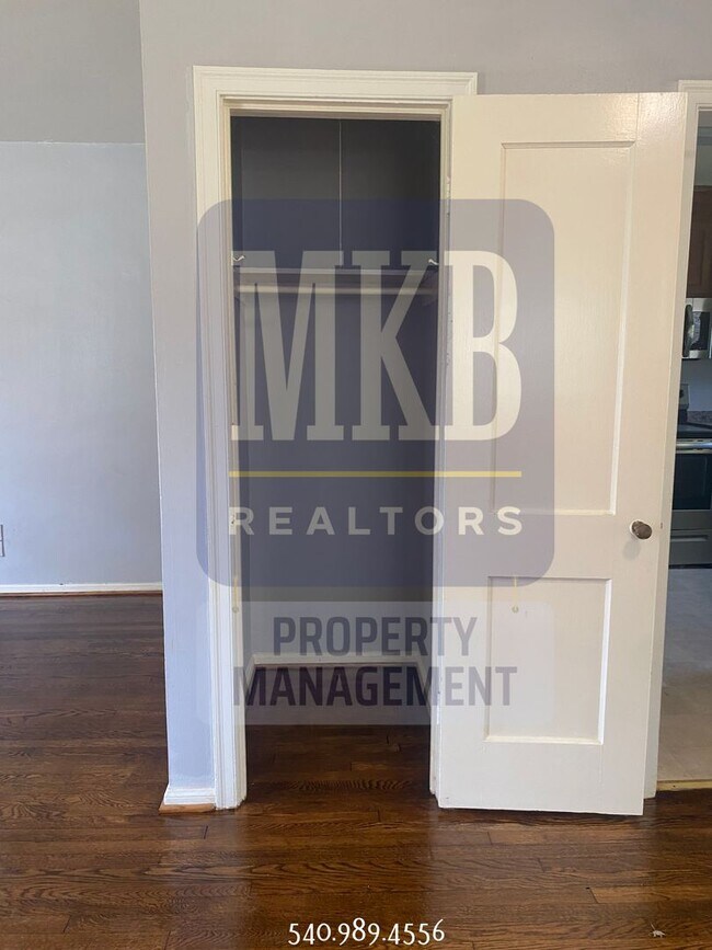 Foto del edificio - 2 Bedroom 1 Bath Duplex in Grandin/Raleigh...