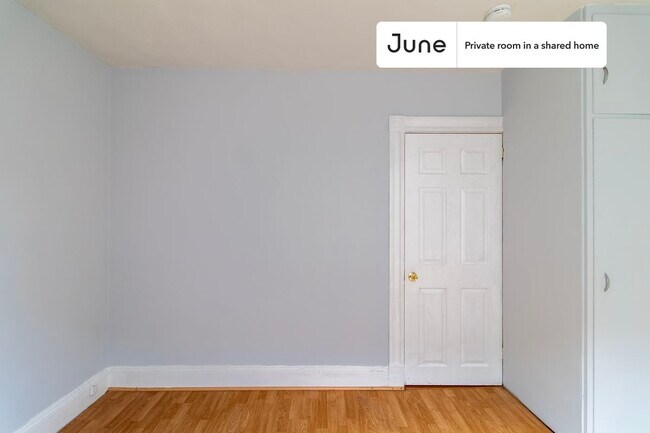 Foto del edificio - Private bedroom in 3 bed/1 bath Home