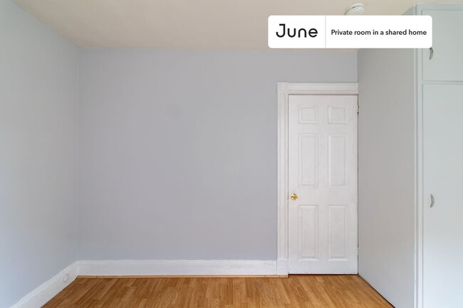 Building Photo - Private bedroom in 3 bed/1 bath Home