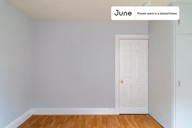 Building Photo - Private bedroom in 3 bed/1 bath Home