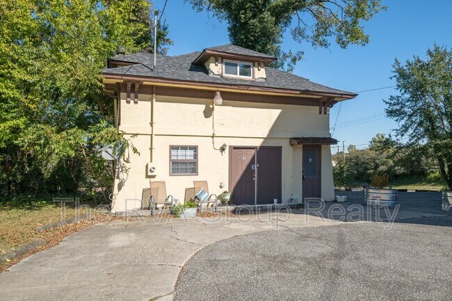 Building Photo - 734 S Sycamore St