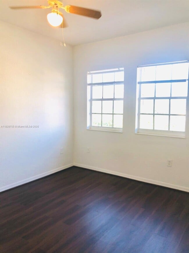 Foto del edificio - 5670 NW 116th Ave
