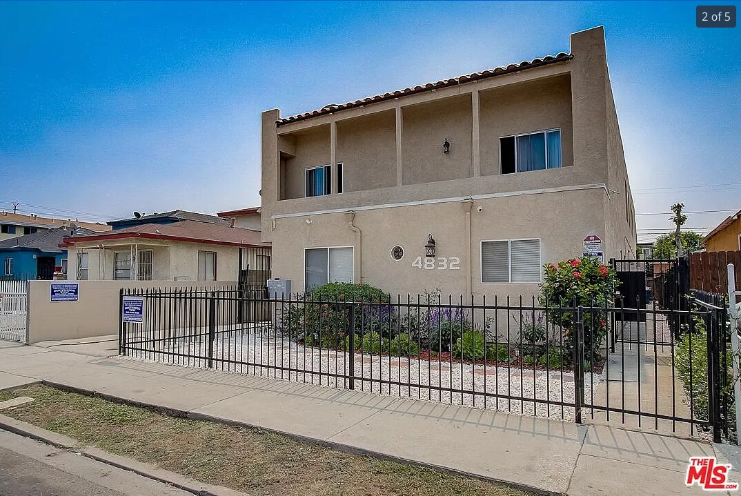 Foto del edificio - 4832 W 116th St