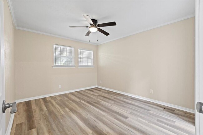 Building Photo - Completely renovated half duplex located n...