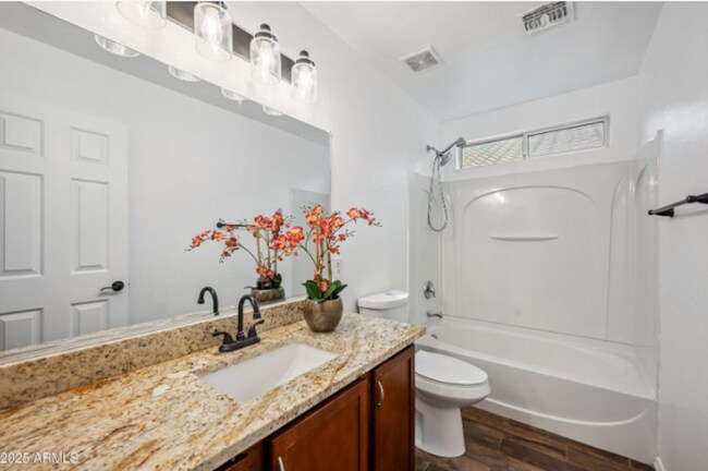 Foto del edificio - 5 Bedroom/3 bathroom, With Solar!