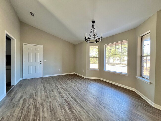 Foto del edificio - COMING MID-MAY 2026! (Pet Friendly)