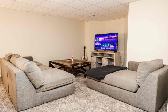 Foto del edificio - 4736 Rhett Dr