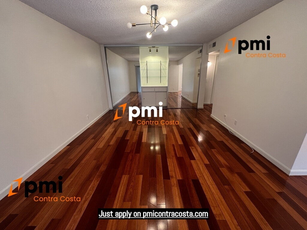 Primary Photo - 470 N Civic Dr