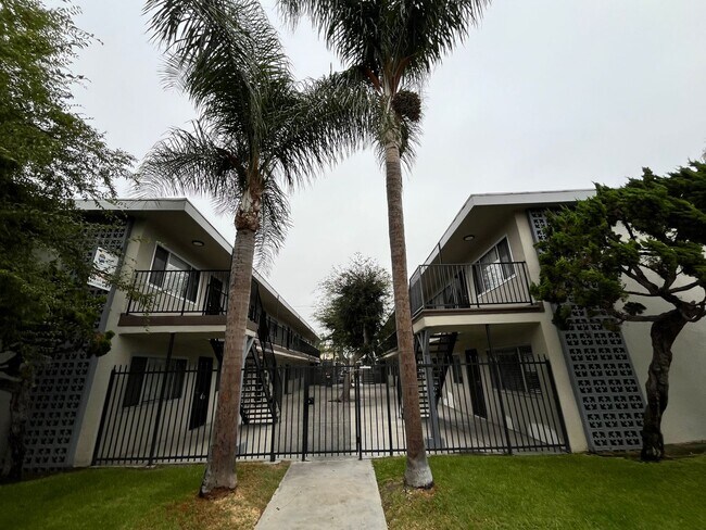 Foto del edificio - SPACIOUS 2 BEDROOM 1 BATH UPSTAIRS WITH 1 SHARED PARKING SPACE INCLUDED