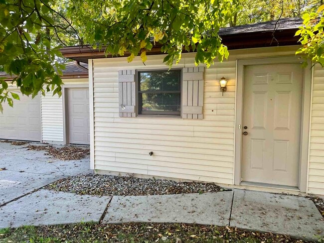 Building Photo - 2107 Versailles Village Pl