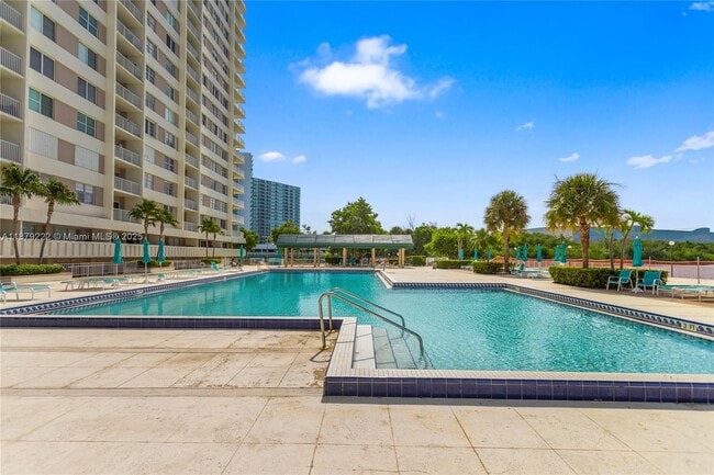 Building Photo - 300 Bayview Dr