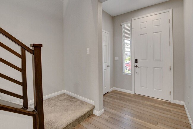 Foto del edificio - Beautifully Upgraded 4 Bedroom, Two Story ...